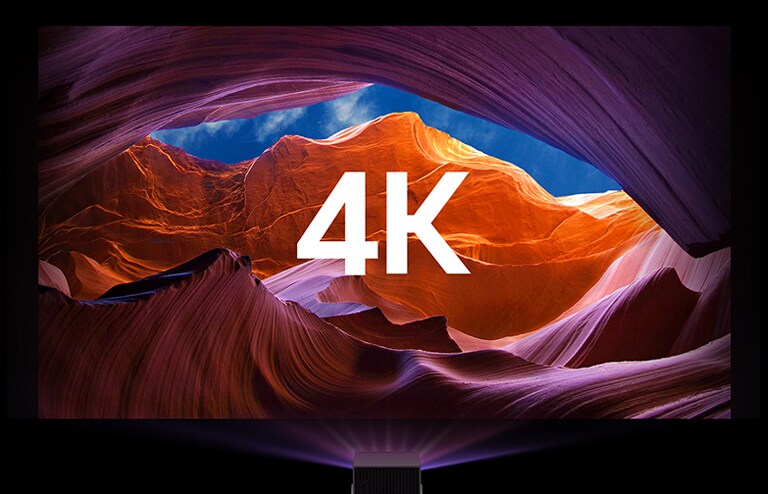 CineBeam Q muestra imágenes vibrantes y realiza una transición suave de una pantalla compacta a un formato de pantalla ancha. La superposición de texto dice "hasta 120 pulgadas" y luego cambia a "4K" para resaltar las capacidades del proyector.